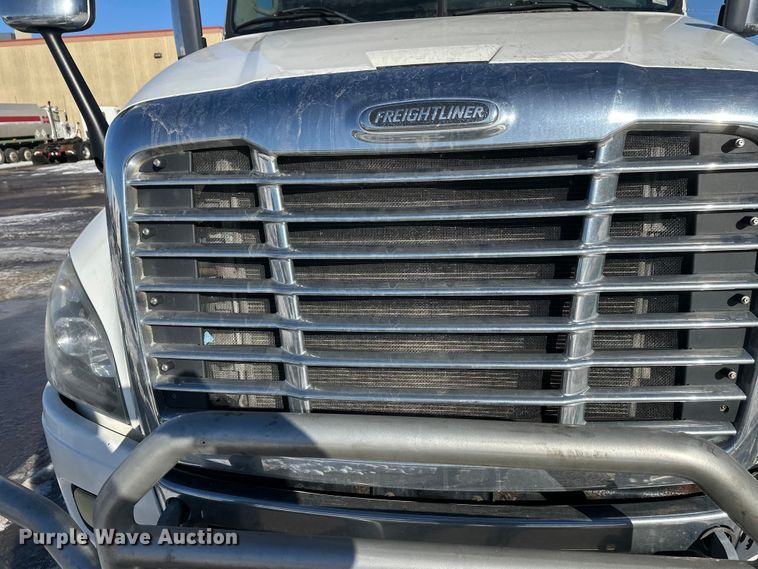 image for item FK1573 2015 Freightliner Cascadia  semi truck