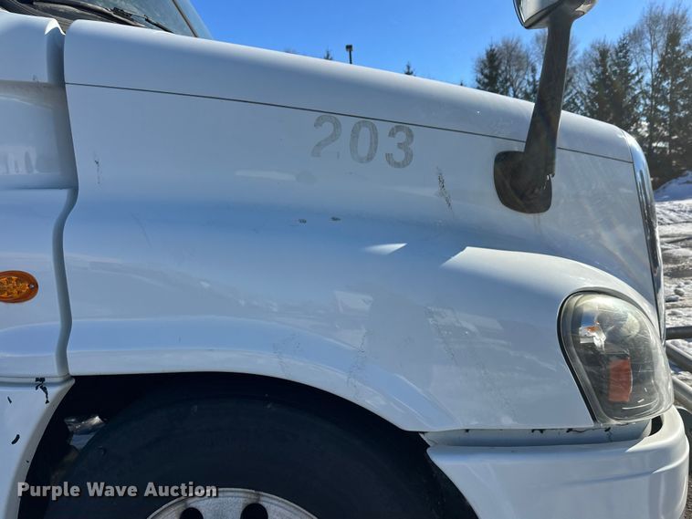 image for item FK1573 2015 Freightliner Cascadia  semi truck