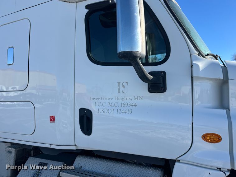 image for item FK1573 2015 Freightliner Cascadia  semi truck