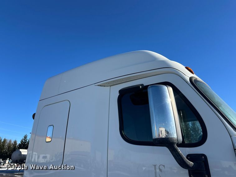 image for item FK1573 2015 Freightliner Cascadia  semi truck