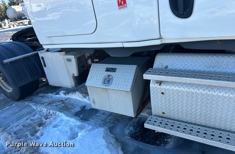 image for item FK1573 2015 Freightliner Cascadia  semi truck