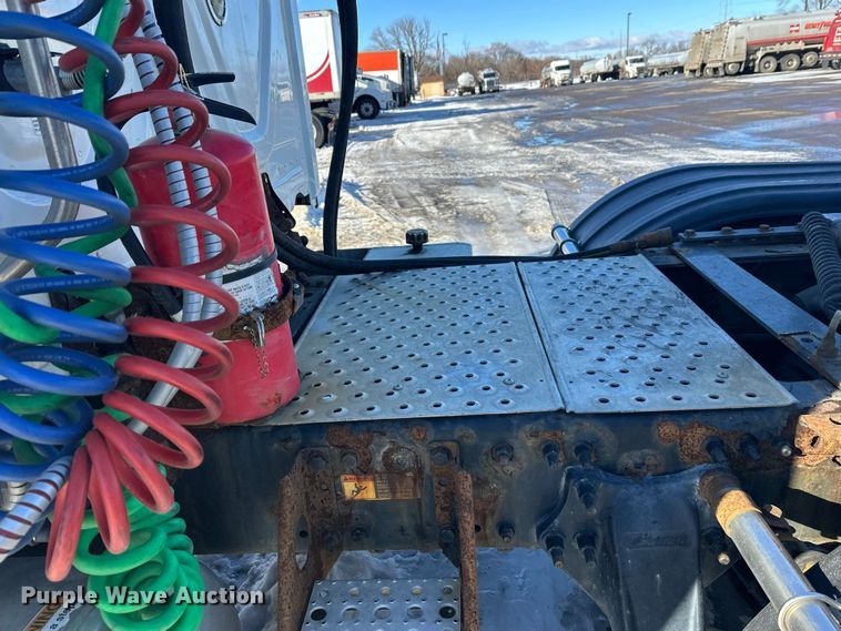 image for item FK1573 2015 Freightliner Cascadia  semi truck