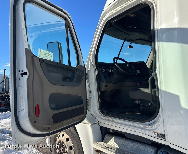 image for item FK1573 2015 Freightliner Cascadia  semi truck