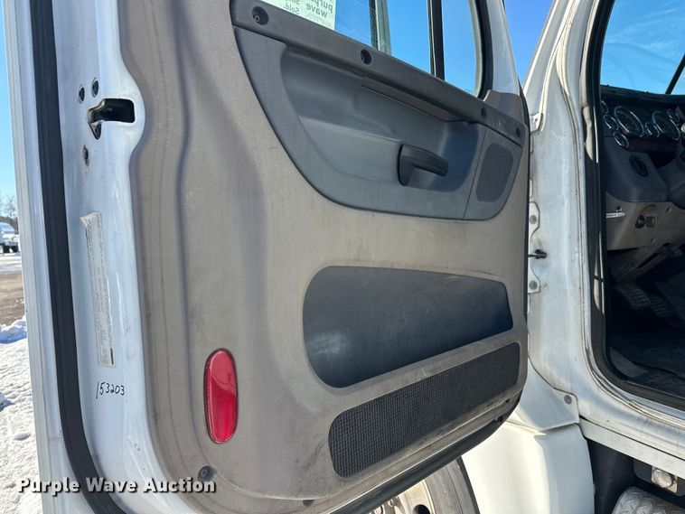 image for item FK1573 2015 Freightliner Cascadia  semi truck