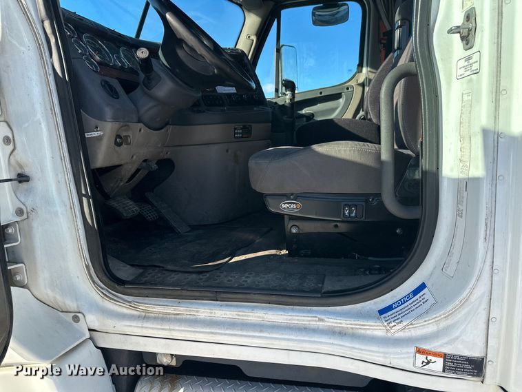 image for item FK1573 2015 Freightliner Cascadia  semi truck