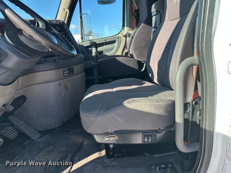 image for item FK1573 2015 Freightliner Cascadia  semi truck