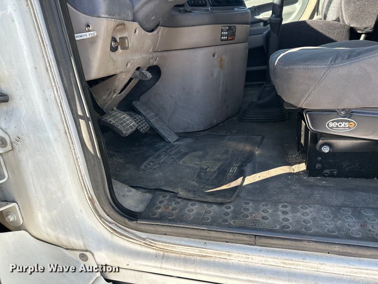 image for item FK1573 2015 Freightliner Cascadia  semi truck