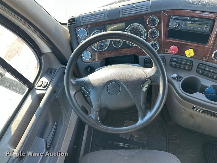 image for item FK1573 2015 Freightliner Cascadia  semi truck