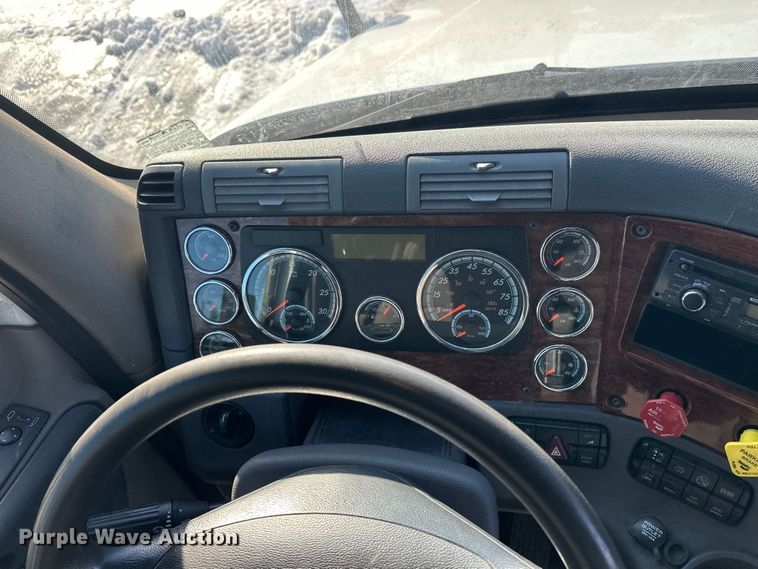 image for item FK1573 2015 Freightliner Cascadia  semi truck