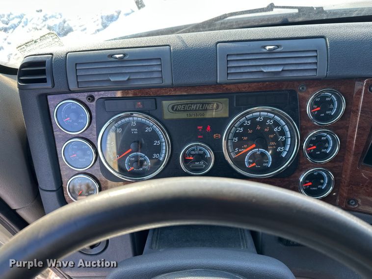 image for item FK1573 2015 Freightliner Cascadia  semi truck