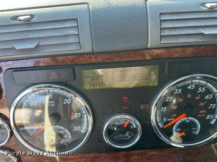 image for item FK1573 2015 Freightliner Cascadia  semi truck