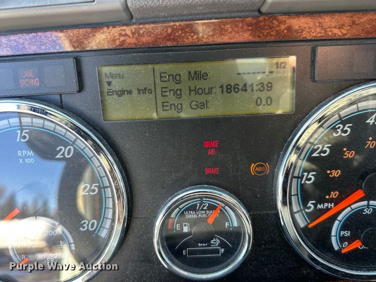 image for item FK1573 2015 Freightliner Cascadia  semi truck