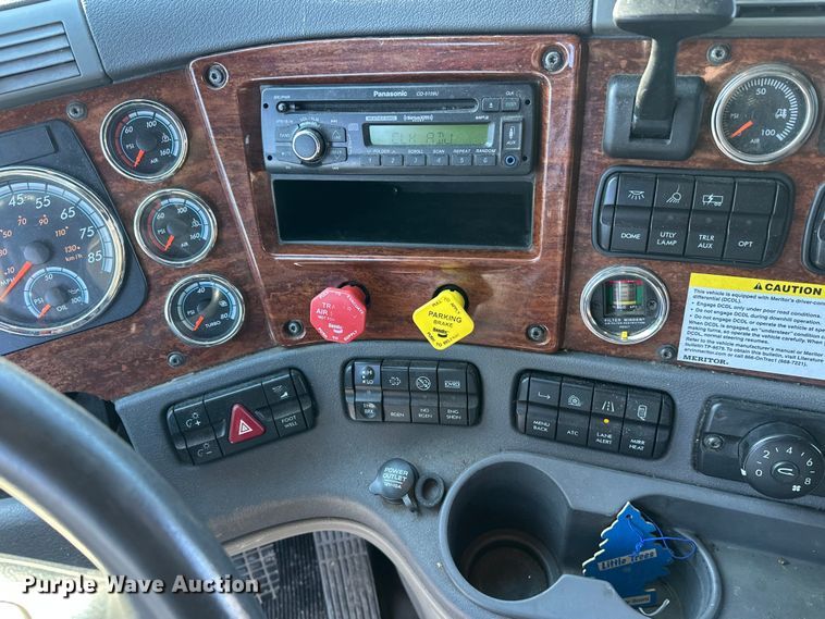 image for item FK1573 2015 Freightliner Cascadia  semi truck