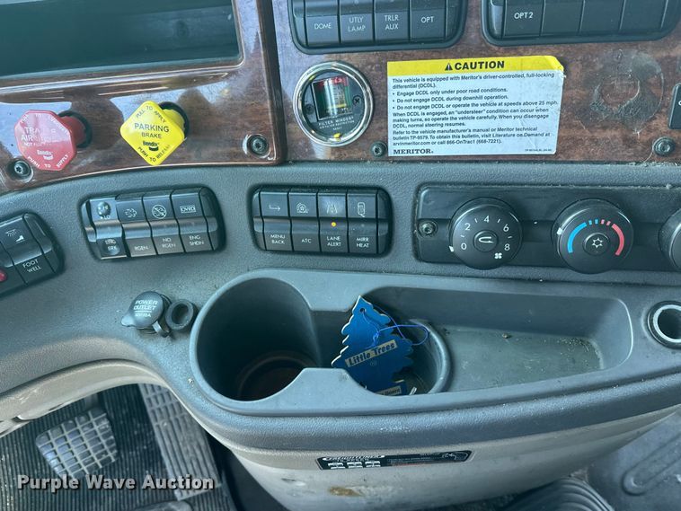 image for item FK1573 2015 Freightliner Cascadia  semi truck