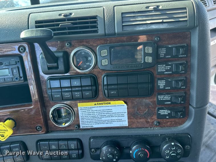 image for item FK1573 2015 Freightliner Cascadia  semi truck