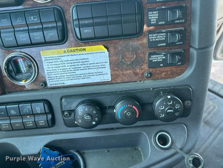 image for item FK1573 2015 Freightliner Cascadia  semi truck