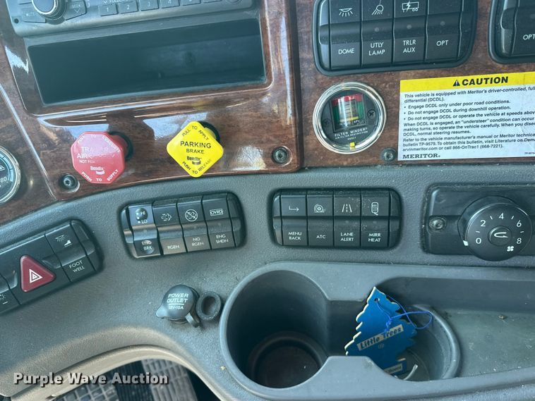 image for item FK1573 2015 Freightliner Cascadia  semi truck