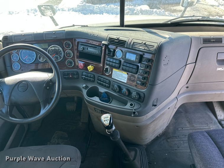 image for item FK1573 2015 Freightliner Cascadia  semi truck