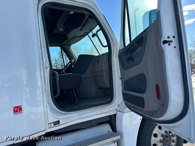 image for item FK1573 2015 Freightliner Cascadia  semi truck
