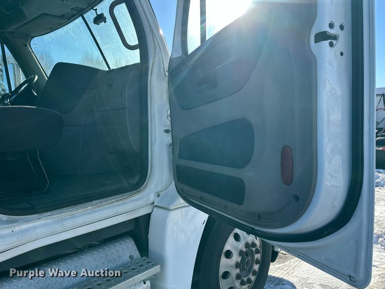 image for item FK1573 2015 Freightliner Cascadia  semi truck