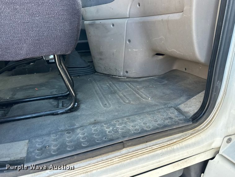 image for item FK1573 2015 Freightliner Cascadia  semi truck