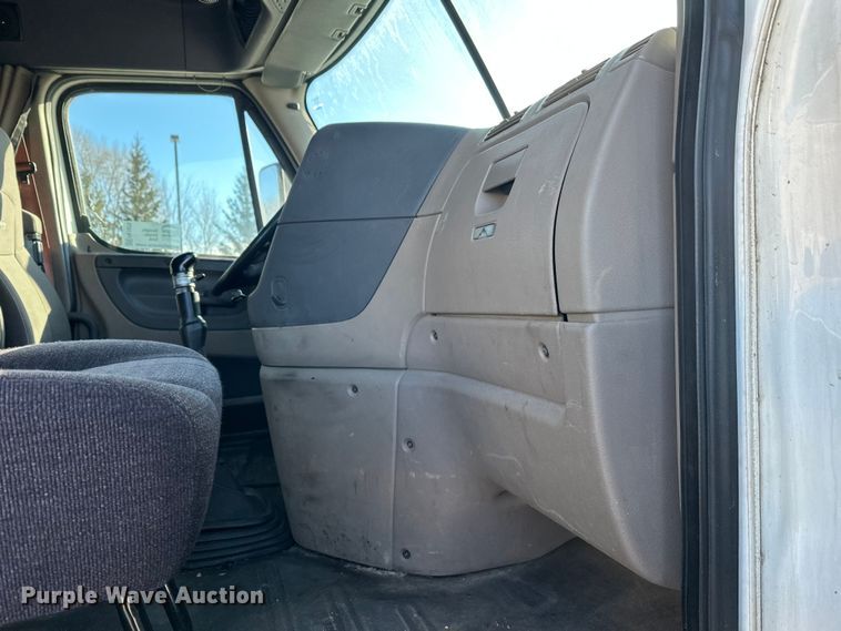 image for item FK1573 2015 Freightliner Cascadia  semi truck