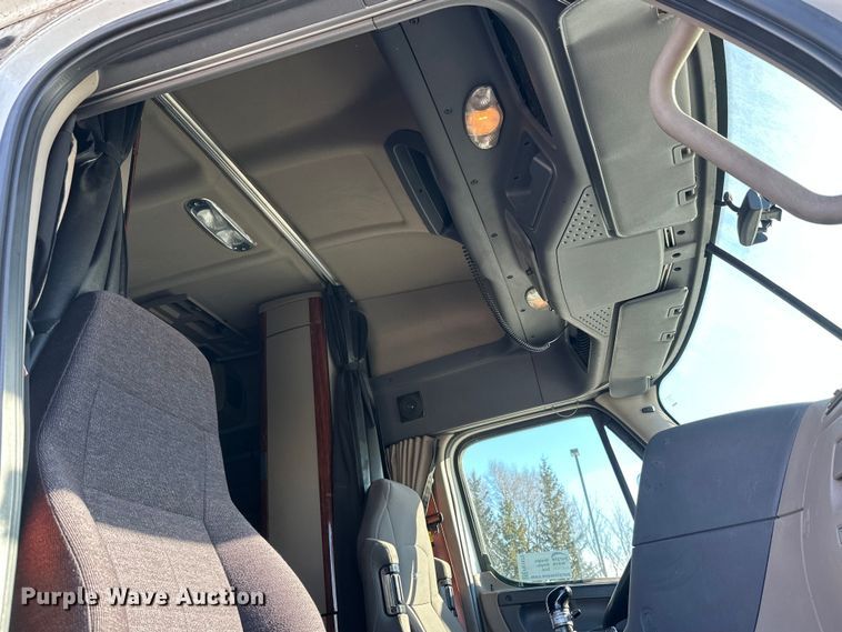 image for item FK1573 2015 Freightliner Cascadia  semi truck