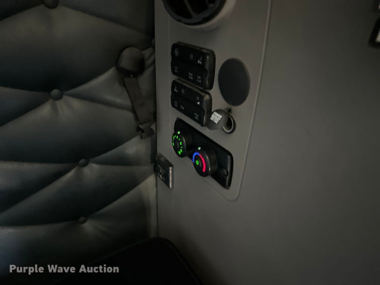 image for item FK1573 2015 Freightliner Cascadia  semi truck