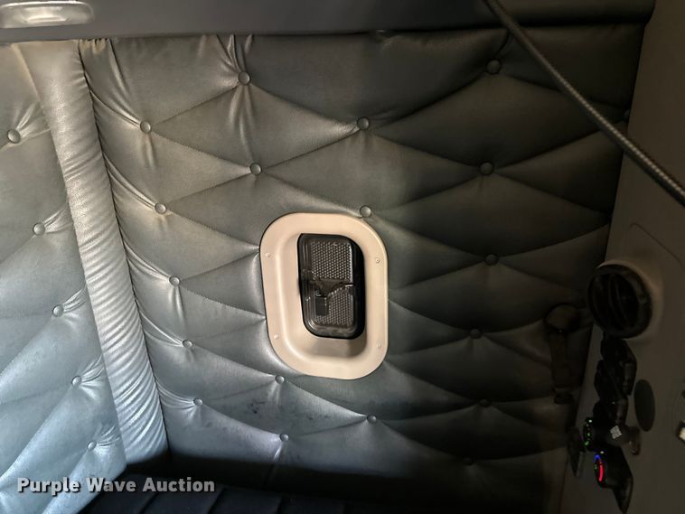 image for item FK1573 2015 Freightliner Cascadia  semi truck