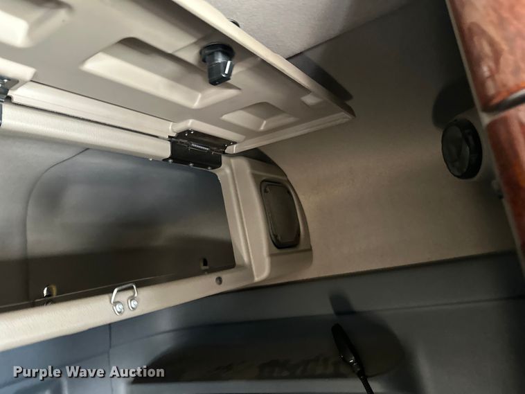 image for item FK1573 2015 Freightliner Cascadia  semi truck