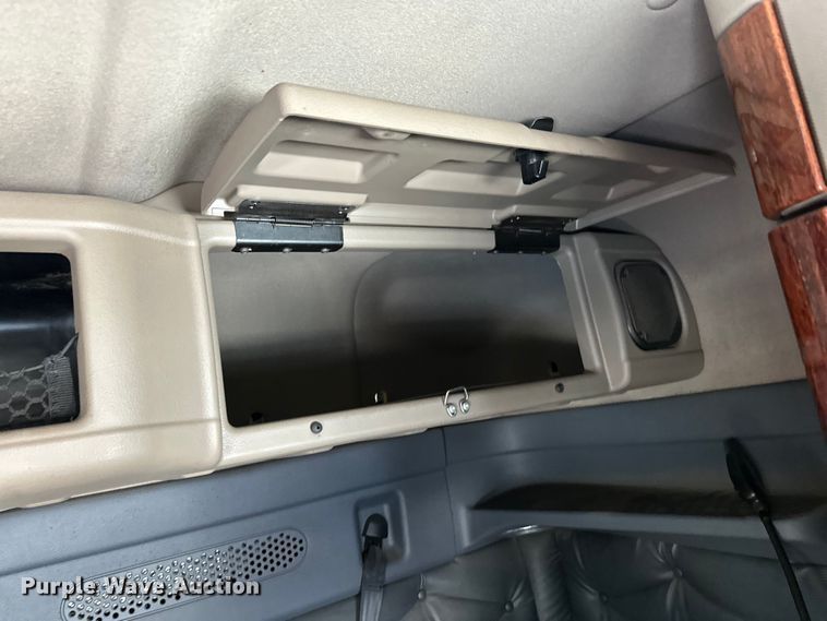 image for item FK1573 2015 Freightliner Cascadia  semi truck