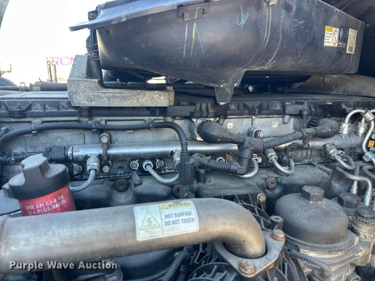 image for item FK1573 2015 Freightliner Cascadia  semi truck