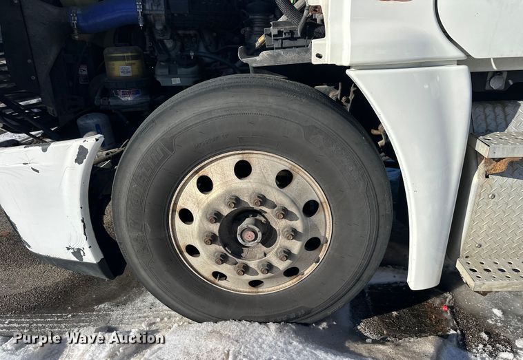 image for item FK1573 2015 Freightliner Cascadia  semi truck