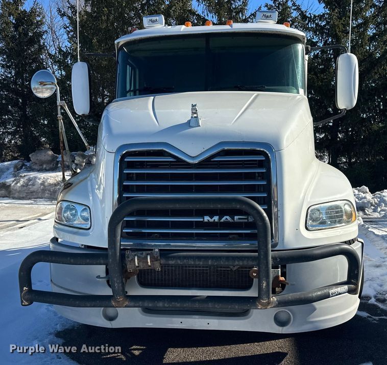 image for item FK1577 2015 Mack CXU613 semi truck