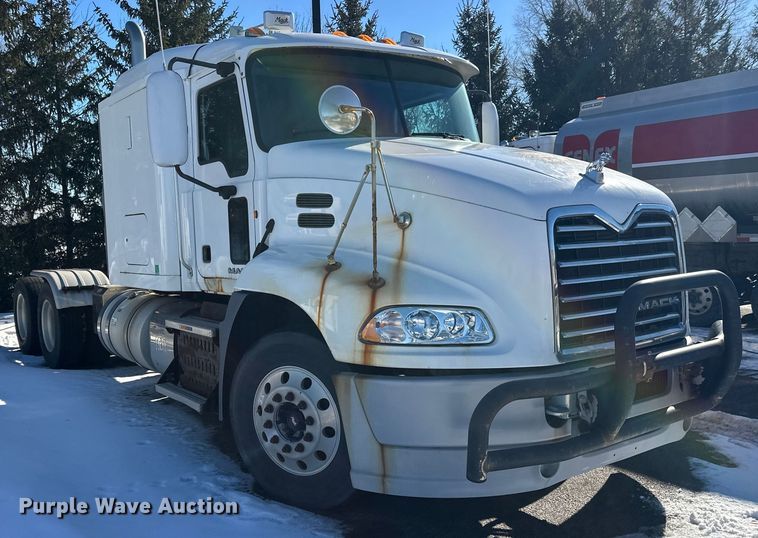 image for item FK1577 2015 Mack CXU613 semi truck