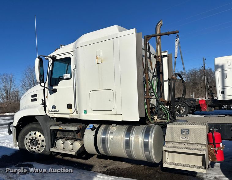 image for item FK1577 2015 Mack CXU613 semi truck