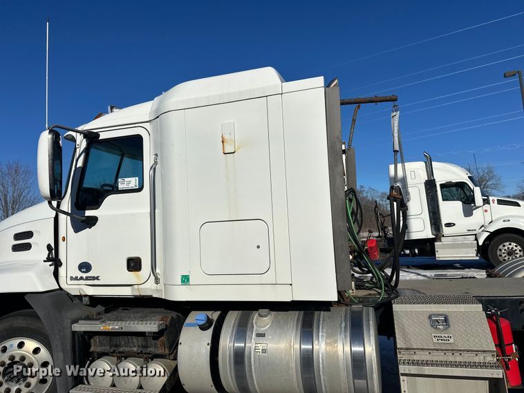 image for item FK1577 2015 Mack CXU613 semi truck