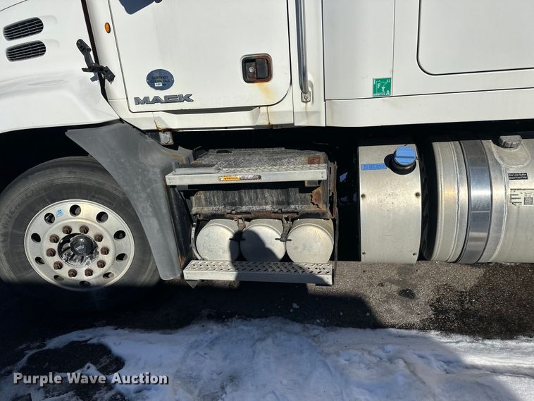 image for item FK1577 2015 Mack CXU613 semi truck