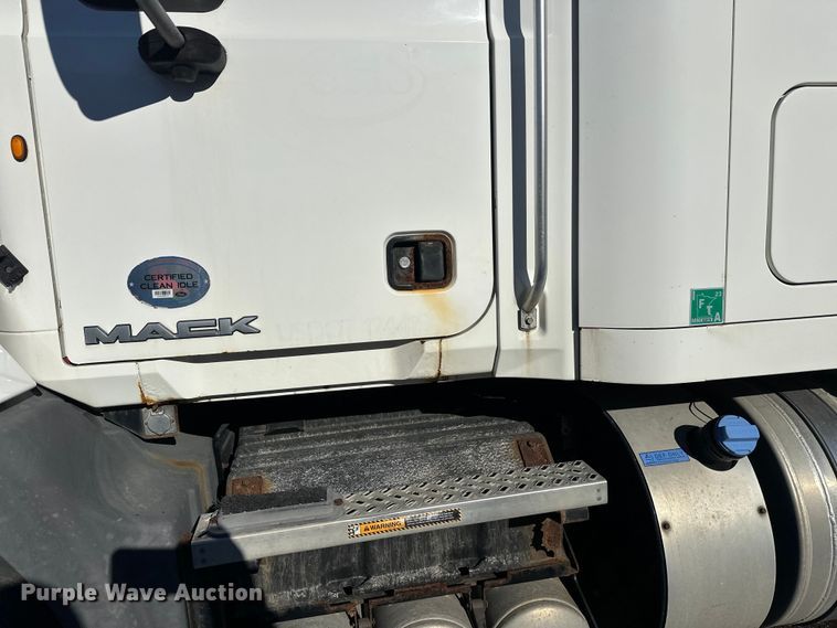 image for item FK1577 2015 Mack CXU613 semi truck