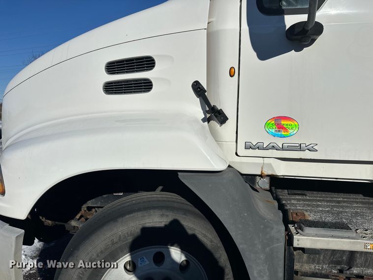 image for item FK1577 2015 Mack CXU613 semi truck