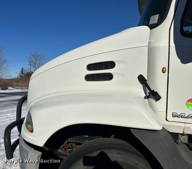 image for item FK1577 2015 Mack CXU613 semi truck