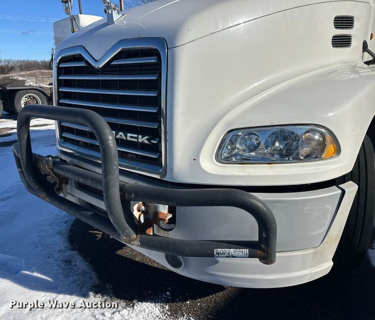image for item FK1577 2015 Mack CXU613 semi truck