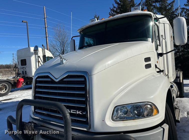 image for item FK1577 2015 Mack CXU613 semi truck