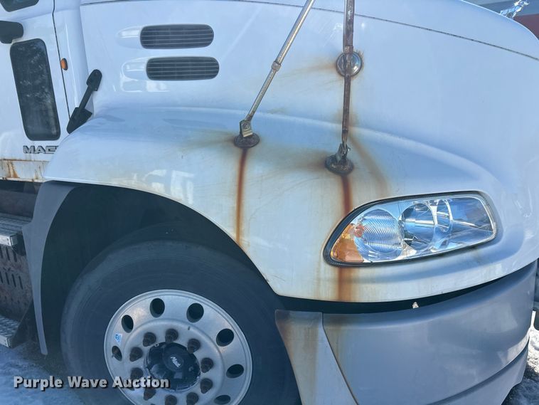 image for item FK1577 2015 Mack CXU613 semi truck