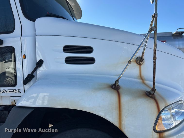 image for item FK1577 2015 Mack CXU613 semi truck