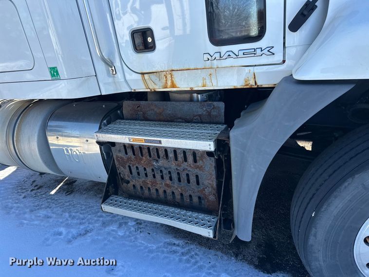 image for item FK1577 2015 Mack CXU613 semi truck