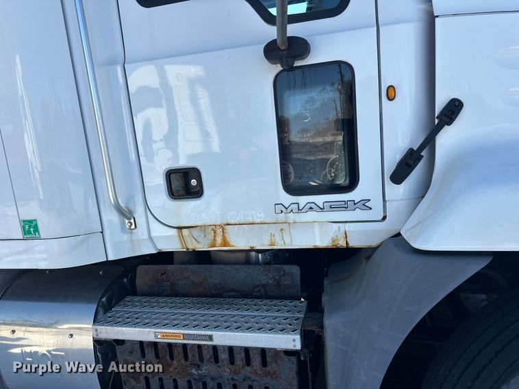 image for item FK1577 2015 Mack CXU613 semi truck