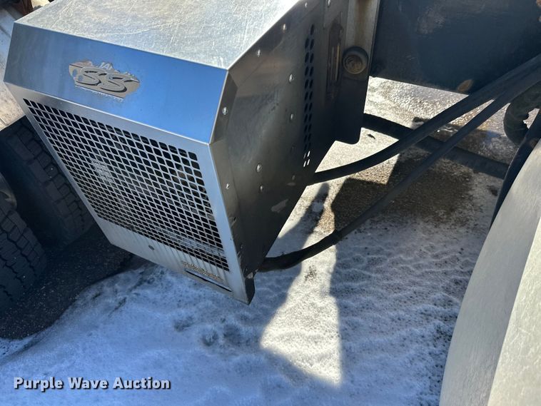 image for item FK1577 2015 Mack CXU613 semi truck