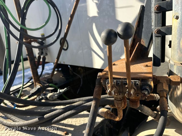 image for item FK1577 2015 Mack CXU613 semi truck