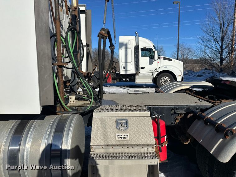 image for item FK1577 2015 Mack CXU613 semi truck